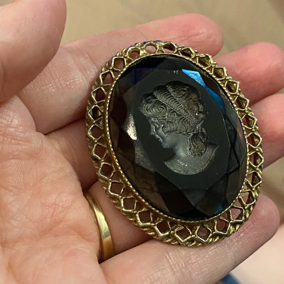Black Cameo Brooch - Picture 3 of 3
